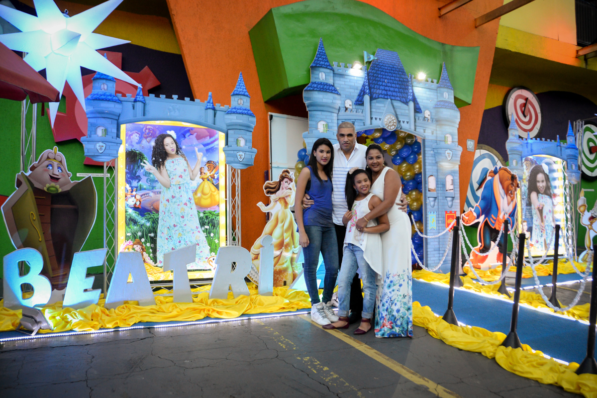 foto da família no castelo da Bela e a Fera no Buffet Fábrica da Alegria, Morumbi,SP, festa infantil aniversário de Beatriz 9 anos, tema da festa A Bela e a Fera