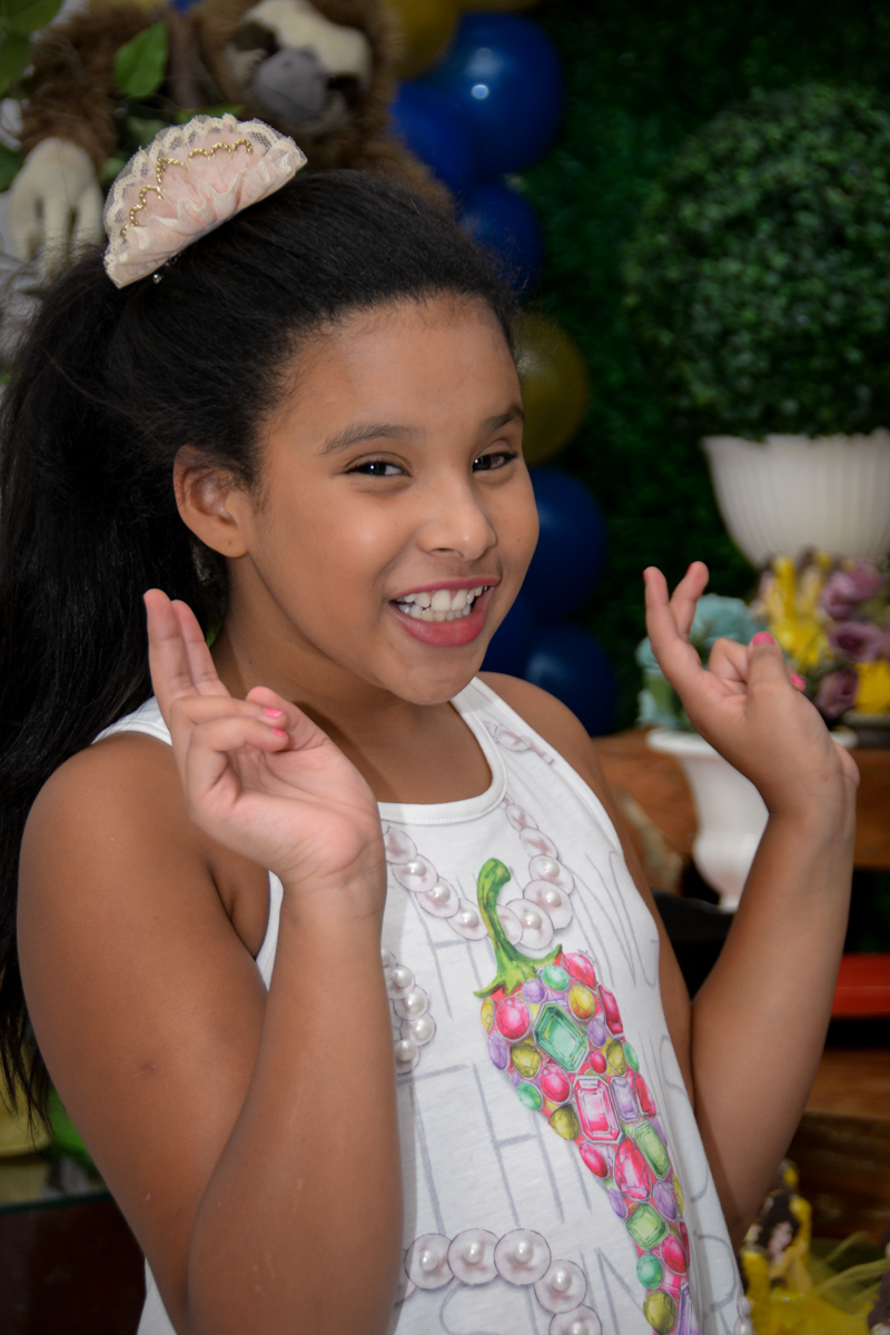 aniversariante posando para fotografia no Buffet Fábrica da Alegria, Morumbi,SP, festa infantil aniversário de Beatriz 9 anos, tema da festa A Bela e a Fera