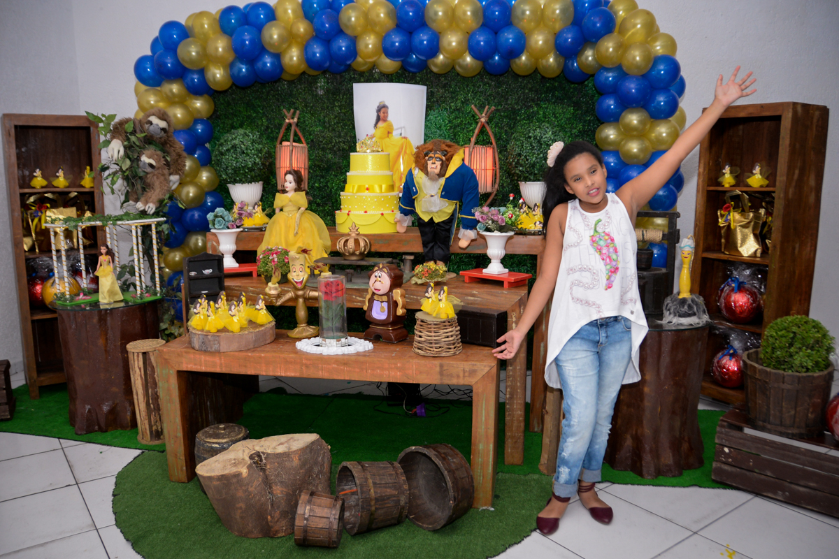 mais pose para foto no Buffet Fábrica da Alegria, Morumbi,SP, festa infantil aniversário de Beatriz 9 anos, tema da festa A Bela e a Fera