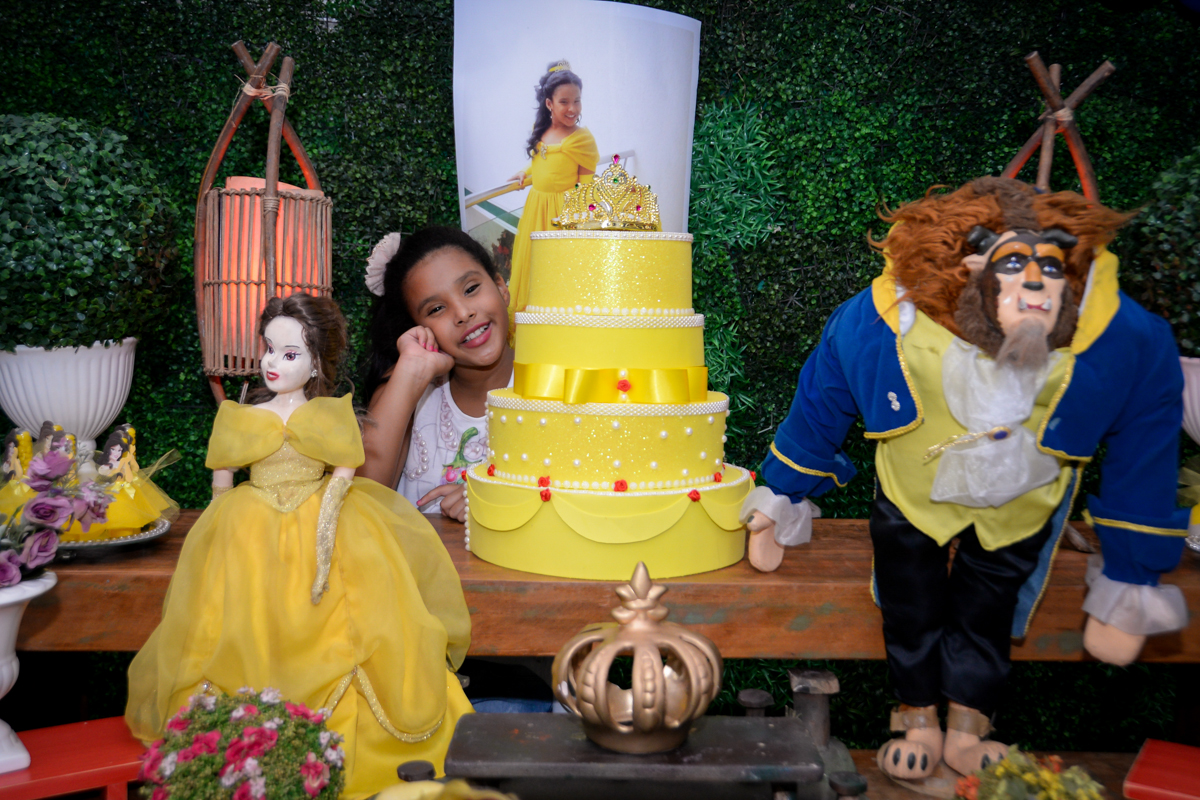 fotografia ao lado do bolo decorado no Buffet Fábrica da Alegria, Morumbi,SP, festa infantil aniversário de Beatriz 9 anos, tema da festa A Bela e a Fera