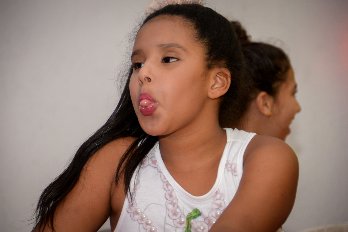 foto fazendo careta no Buffet Fábrica da Alegria, Morumbi,SP, festa infantil aniversário de Beatriz 9 anos, tema da festa A Bela e a Fera
