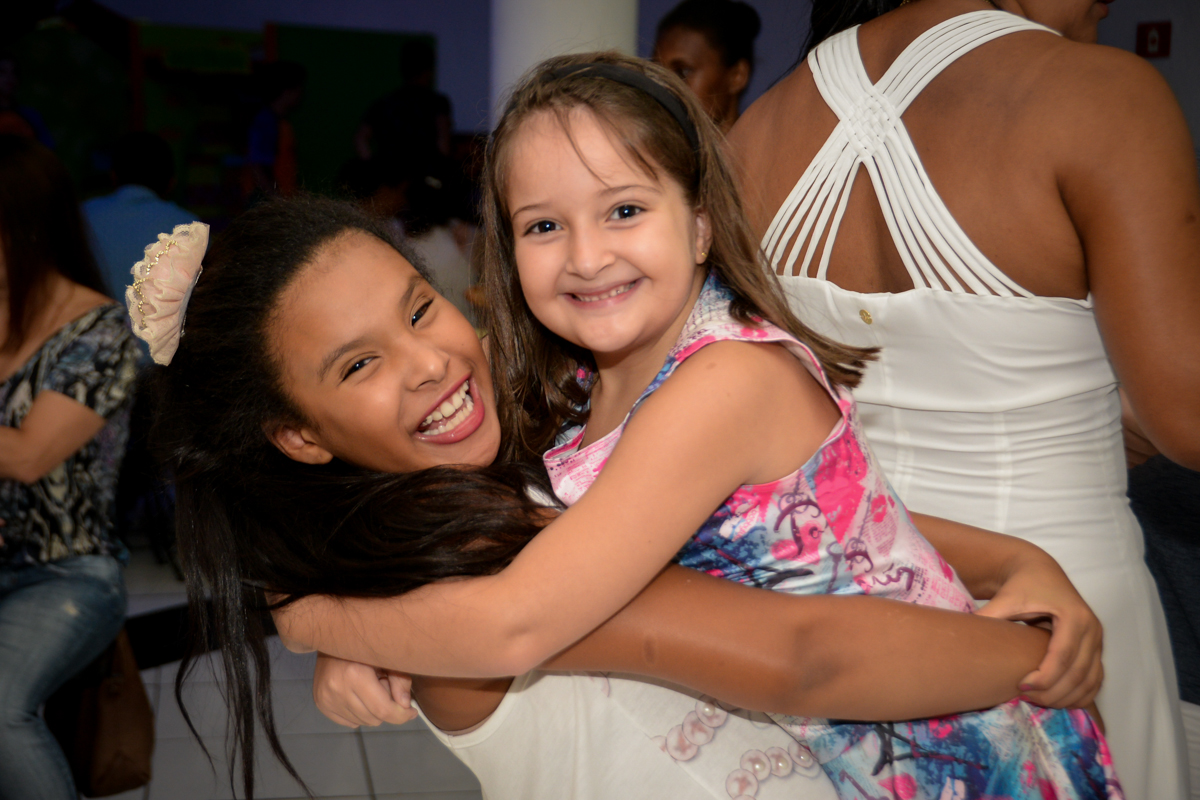 muita alegria com a chegada da amiguinha para sua festa de aniversário no Buffet Fábrica da Alegria, Morumbi,SP, festa infantil aniversário de Beatriz 9 anos, tema da festa A Bela e a Fera