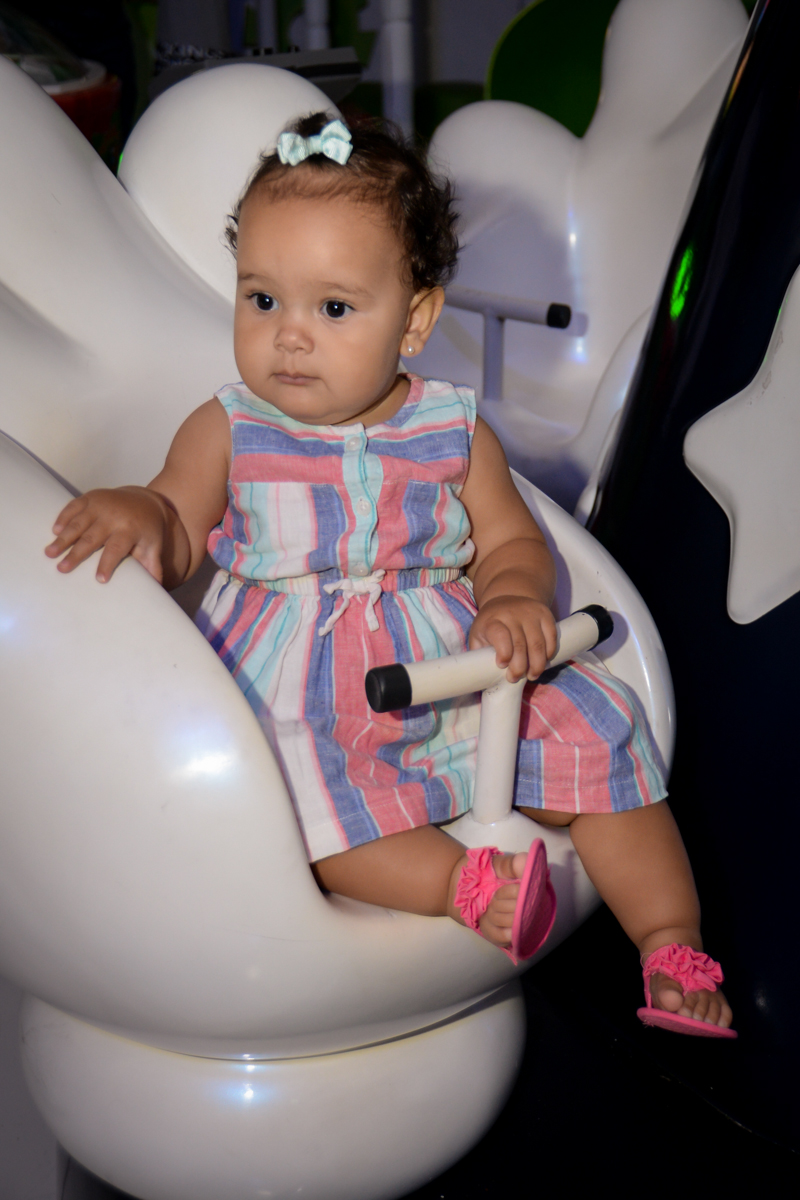 a bebê se diverte no carrossel no Buffet Fábrica da Alegria, Morumbi,SP, festa infantil aniversário de Beatriz 9 anos, tema da festa A Bela e a Fera