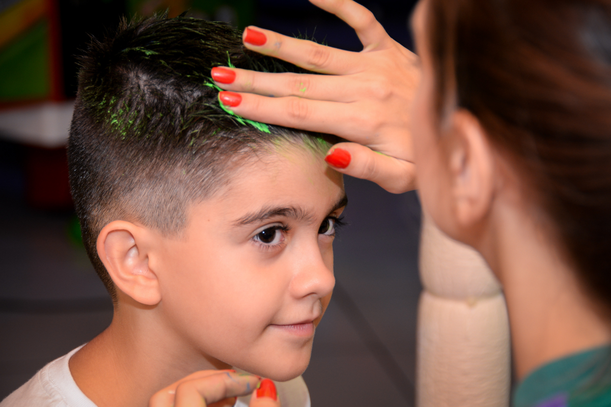hora de fazer pintura artística no Buffet Fábrica da Alegria, Morumbi,SP, festa infantil aniversário de Beatriz 9 anos, tema da festa A Bela e a Fera