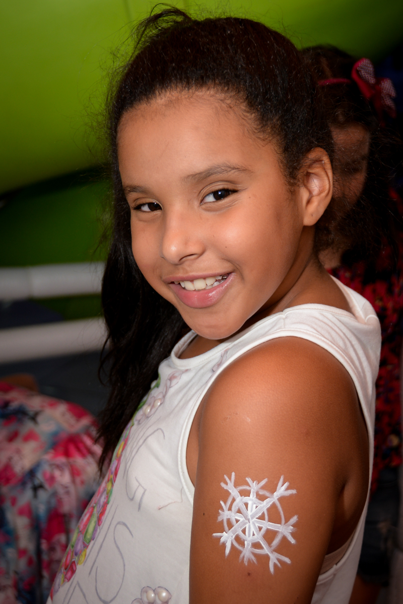 a pintura no braço da aniversariante no Buffet Fábrica da Alegria, Morumbi,SP, festa infantil aniversário de Beatriz 9 anos, tema da festa A Bela e a Fera