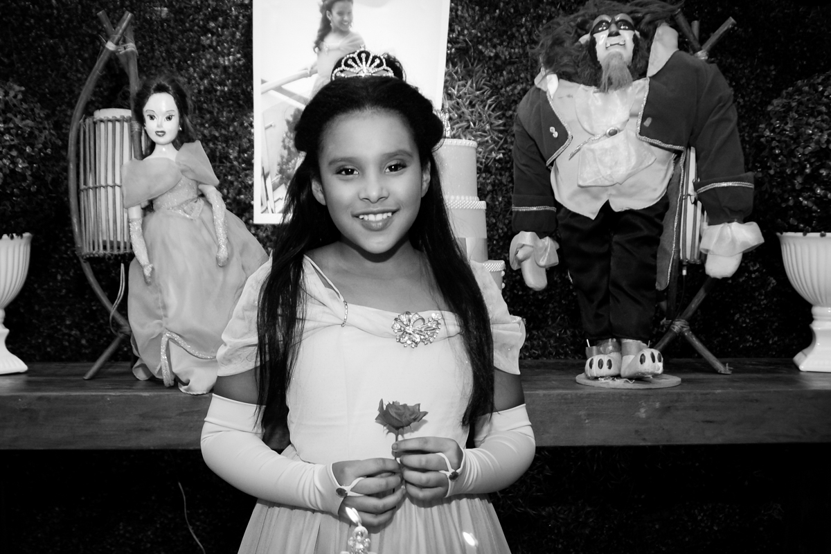 saindo da máquina do parabéns no Buffet Fábrica da Alegria, Morumbi,SP, festa infantil aniversário de Beatriz 9 anos, tema da festa A Bela e a Fera