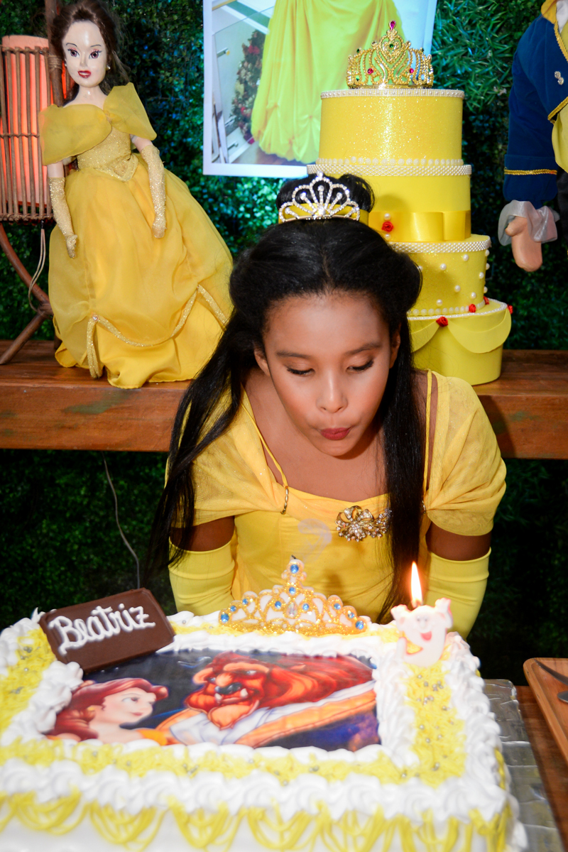 soprando a vela do bolo no Buffet Fábrica da Alegria, Morumbi,SP, festa infantil aniversário de Beatriz 9 anos, tema da festa A Bela e a Fera