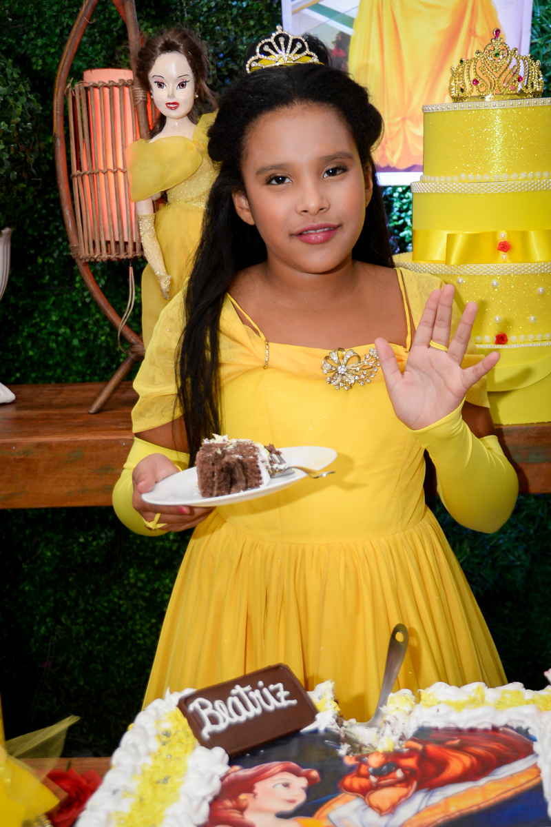 quem vai ganhar o primeiro pedaço de bolo no Buffet Fábrica da Alegria, Morumbi,SP, festa infantil aniversário de Beatriz 9 anos, tema da festa A Bela e a Fera