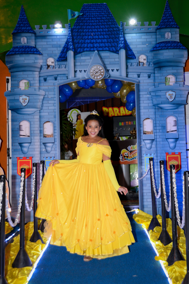 aniversariante linda posando para festa vestida de bela no Buffet Fábrica da Alegria, Morumbi,SP, festa infantil aniversário de Beatriz 9 anos, tema da festa A Bela e a Fera
