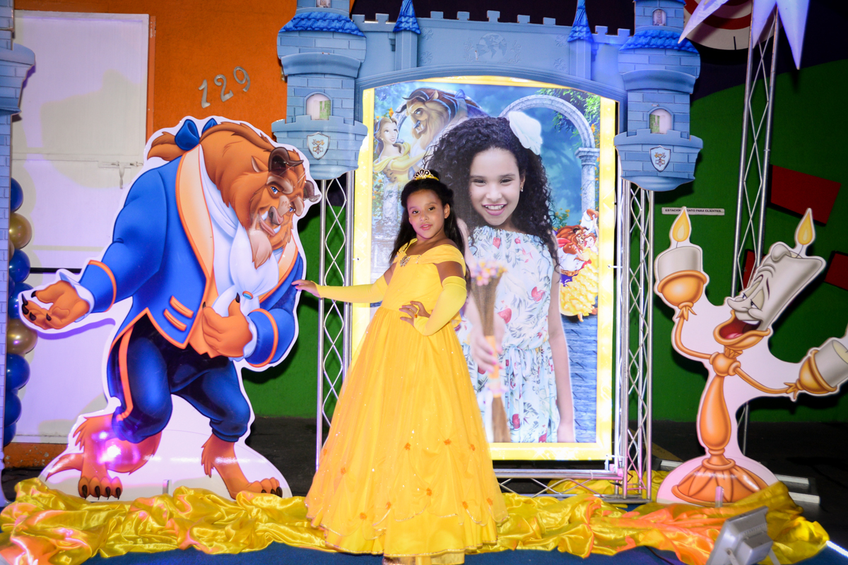 uma verdadeira princesa vestida de bela está nossa aniversariante no Buffet Fábrica da Alegria, Morumbi,SP, festa infantil aniversário de Beatriz 9 anos, tema da festa A Bela e a Fera