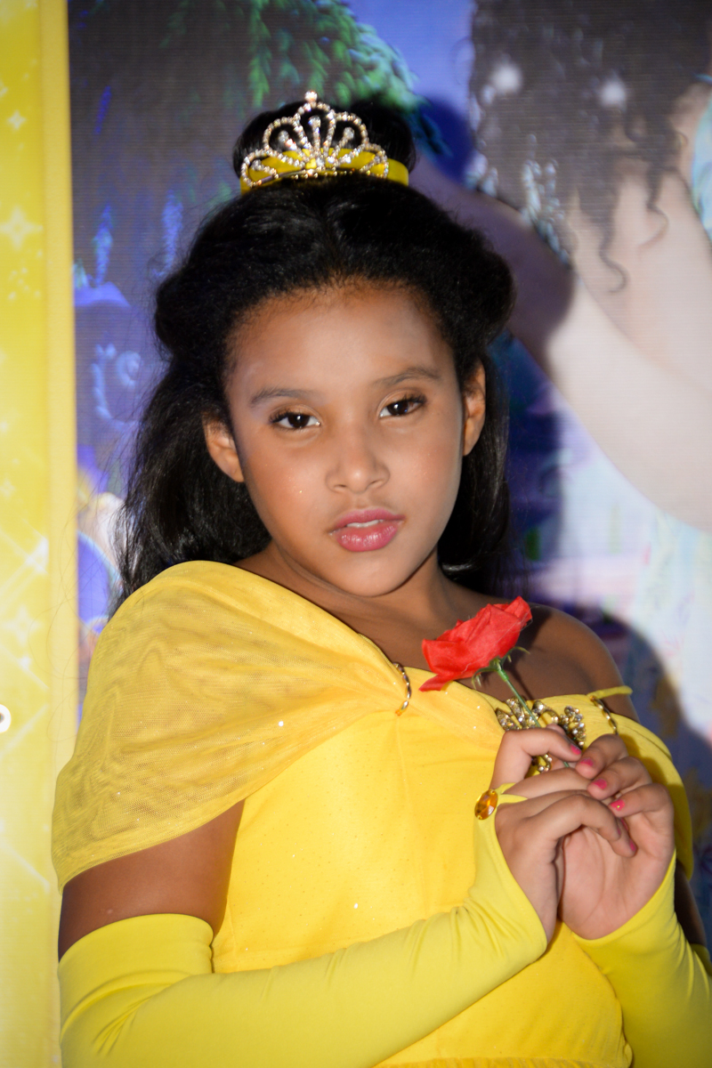 foto de princesa meiga no Buffet Fábrica da Alegria, Morumbi,SP, festa infantil aniversário de Beatriz 9 anos, tema da festa A Bela e a Fera