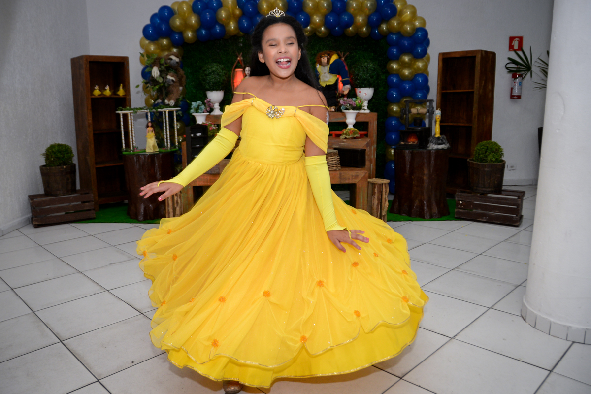 dançando a valsa de princesa no Buffet Fábrica da Alegria, Morumbi,SP, festa infantil aniversário de Beatriz 9 anos, tema da festa A Bela e a Fera