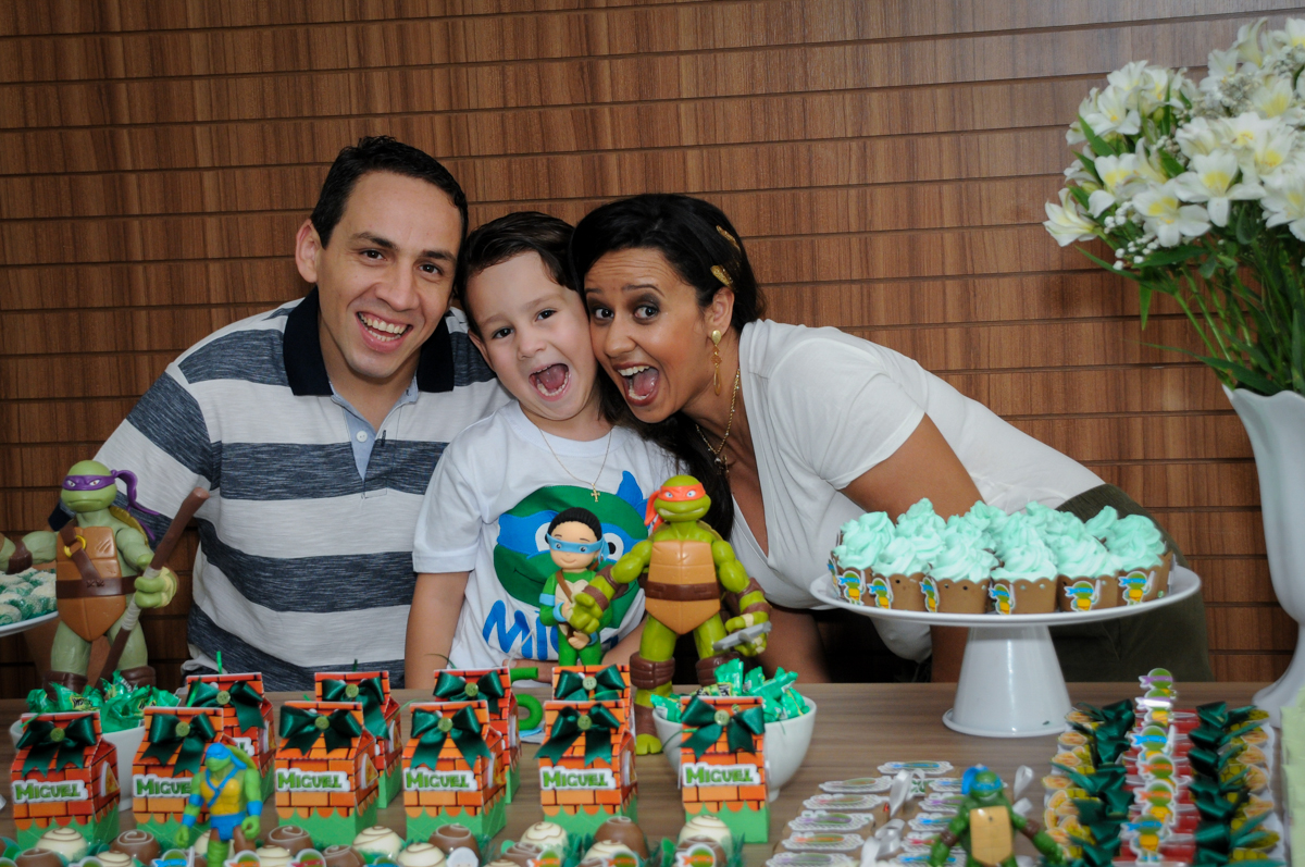 foto da família no Condomínio Vila Leopoldina, festa infantil, tema Tartaruga Ninja, Miguel 5 anos