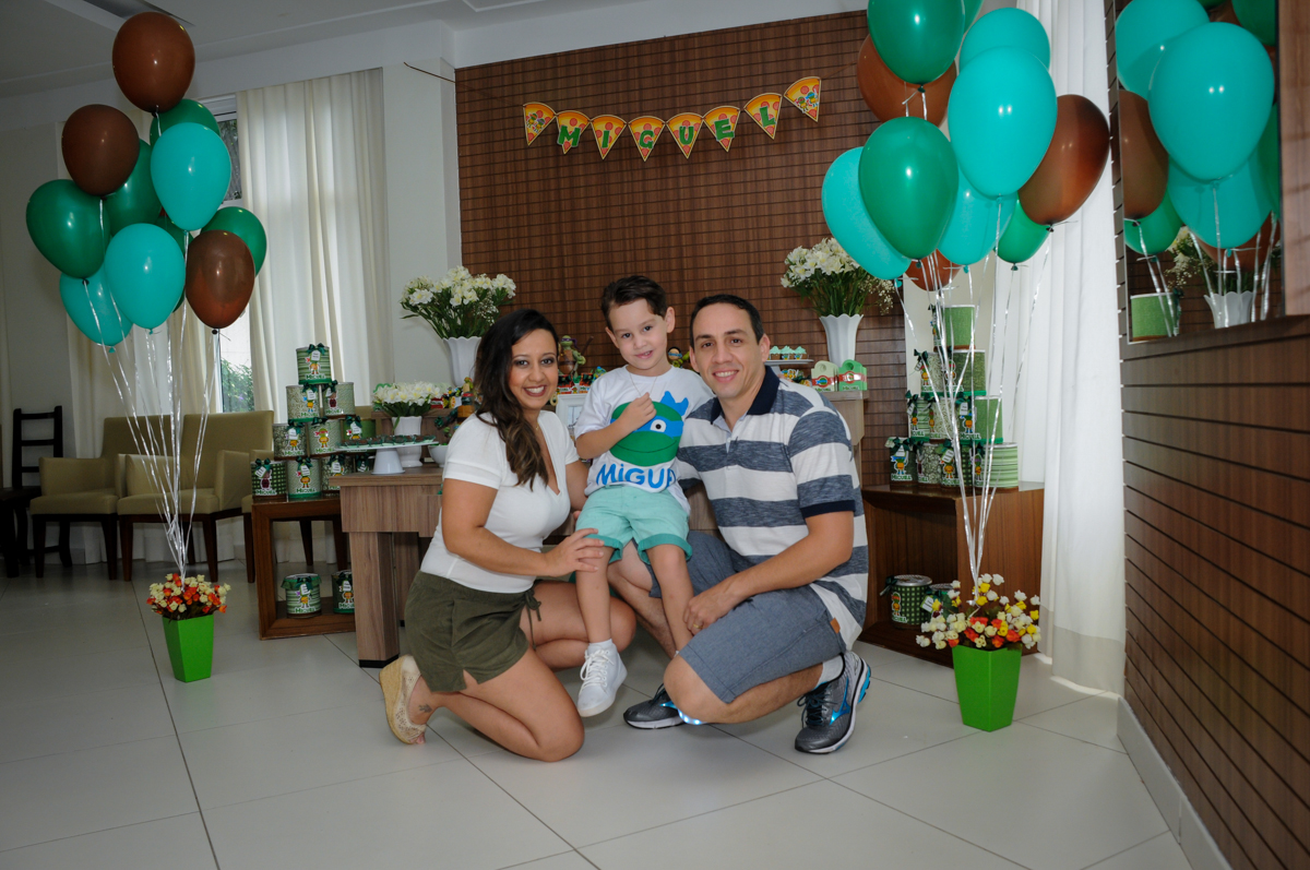 fotografia da família em frente a mesa decorada no Condomínio Vila Leopoldina, festa infantil, tema Tartaruga Ninja, Miguel 5 anos