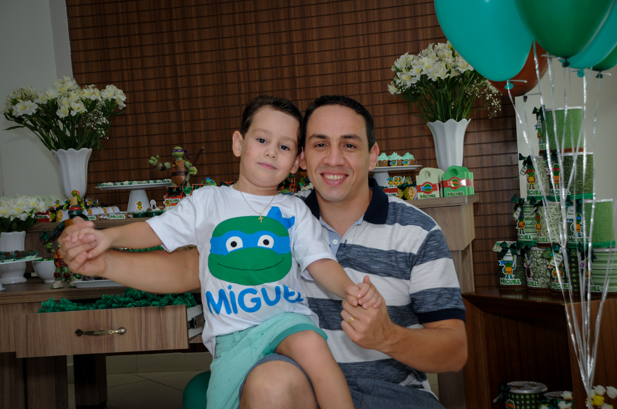 foto do aniversariante com o papai no Condomínio Vila Leopoldina, festa infantil, tema Tartaruga Ninja, Miguel 5 anos