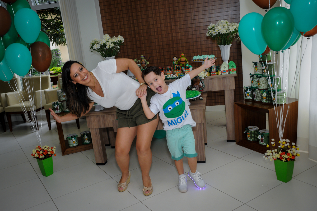 agora a foto é com a mamãe no Condomínio Vila Leopoldina, festa infantil, tema Tartaruga Ninja, Miguel 5 anos