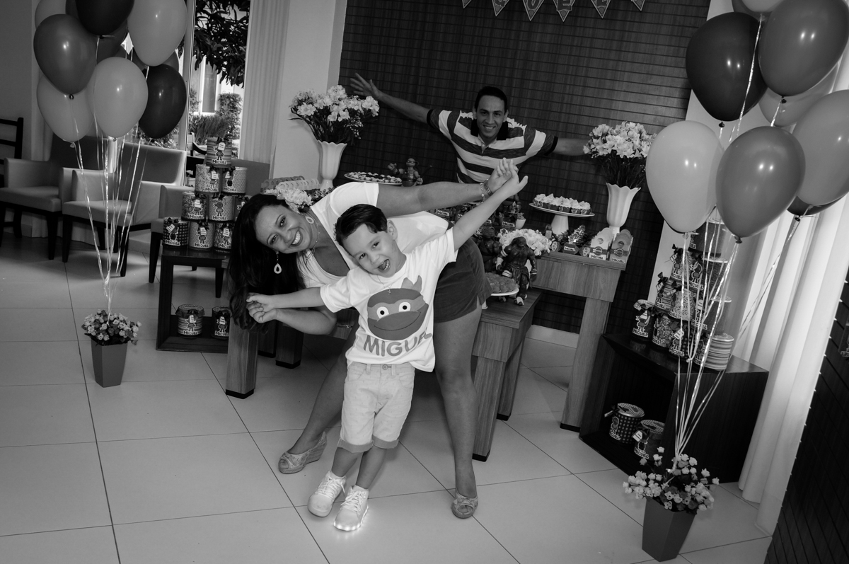 o aniversriante feliz com sua mãe no Condomínio Vila Leopoldina, festa infantil, tema Tartaruga Ninja, Miguel 5 anos