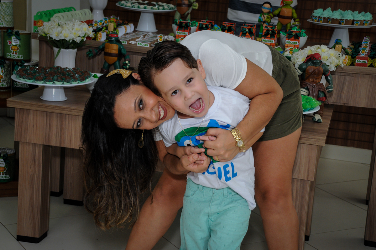 mais fotografia com a mamãe no Condomínio Vila Leopoldina, festa infantil, tema Tartaruga Ninja, Miguel 5 anos