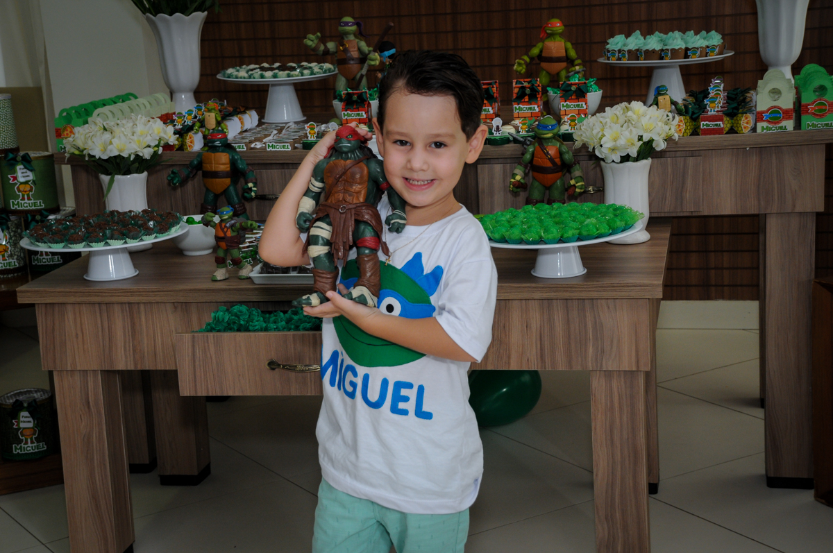 o aniversariante é fotografafo com personagem da mesa no Condomínio Vila Leopoldina, festa infantil, tema Tartaruga Ninja, Miguel 5 anos