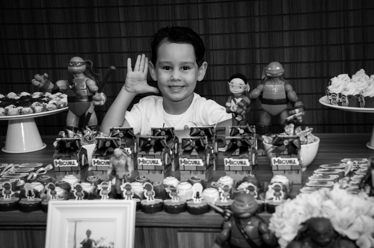 a foto é feita na mesa decorada no Condomínio Vila Leopoldina, festa infantil, tema Tartaruga Ninja, Miguel 5 anos