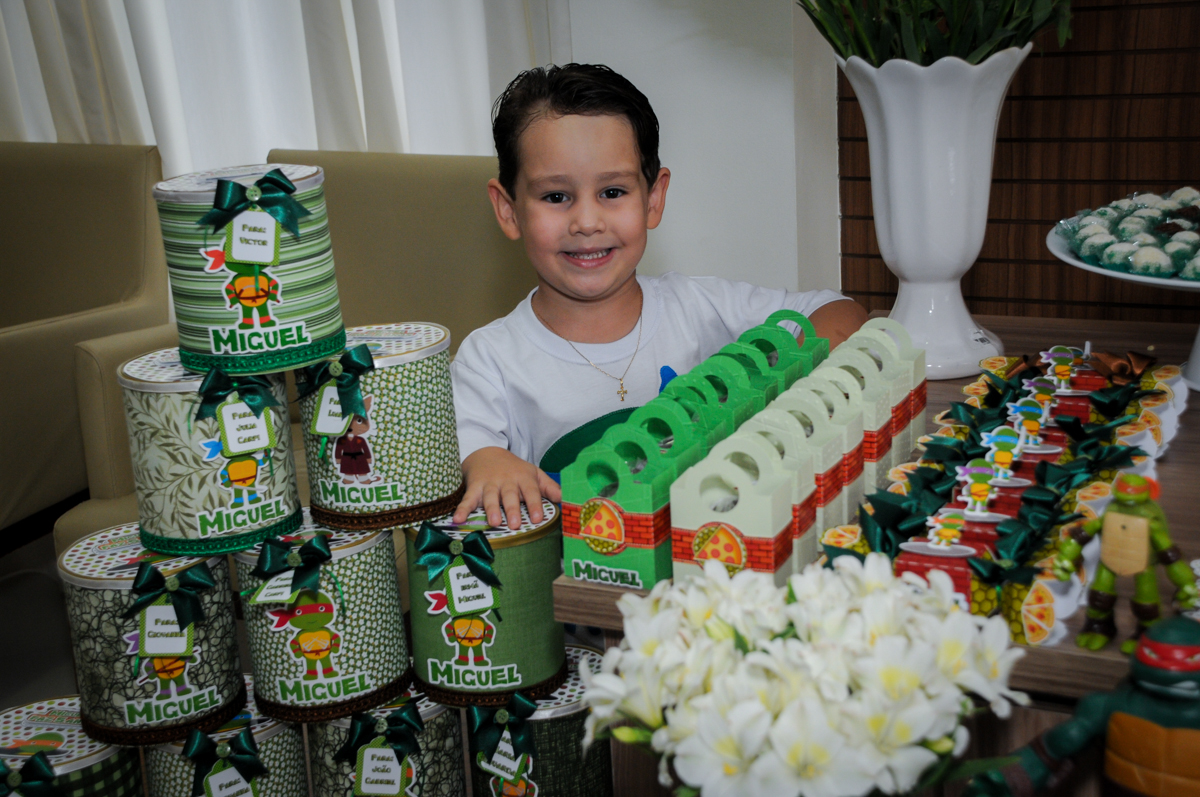 O aniversariante faz foto com as lembrançinhas da festa no Condomínio Vila Leopoldina, festa infantil, tema Tartaruga Ninja, Miguel 5 anos
