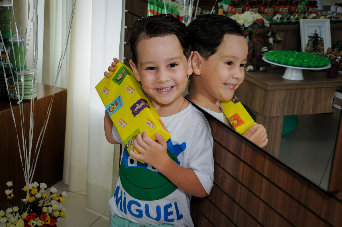 Feliz ao ganhar o seu primeiro presente no Condomínio Vila Leopoldina, festa infantil, tema Tartaruga Ninja, Miguel 5 anos
