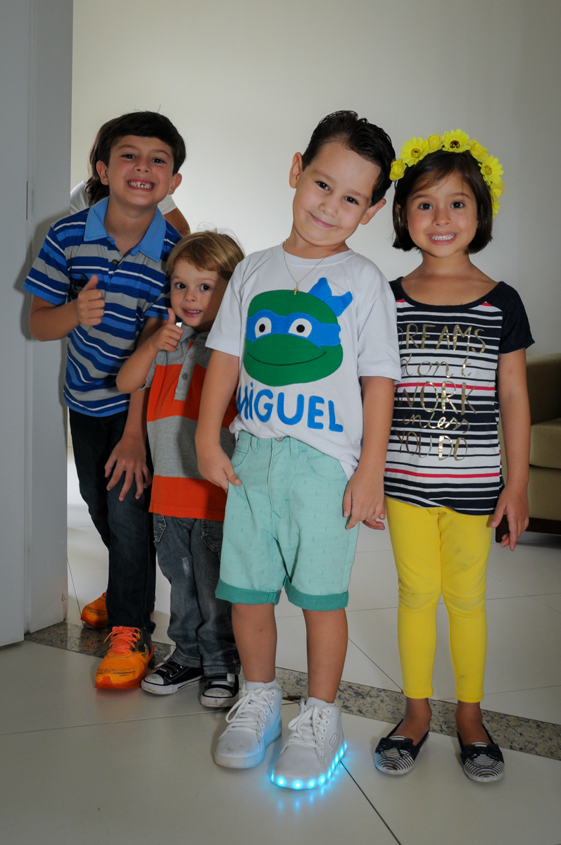 chegando os primeiros convidados no Condomínio Vila Leopoldina, festa infantil, tema Tartaruga Ninja, Miguel 5 anos