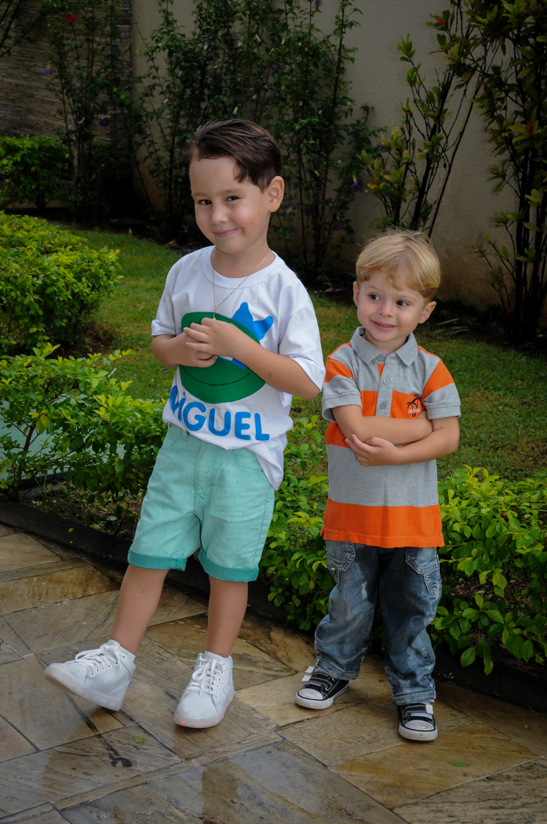 mais convidados chegando para animar a festa no