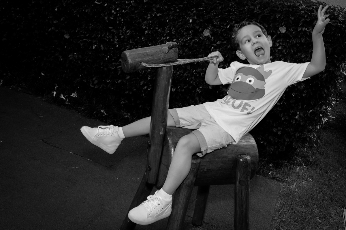 galopando no cavalo de pau no Condomínio Vila Leopoldina, festa infantil, tema Tartaruga Ninja, Miguel 5 anos