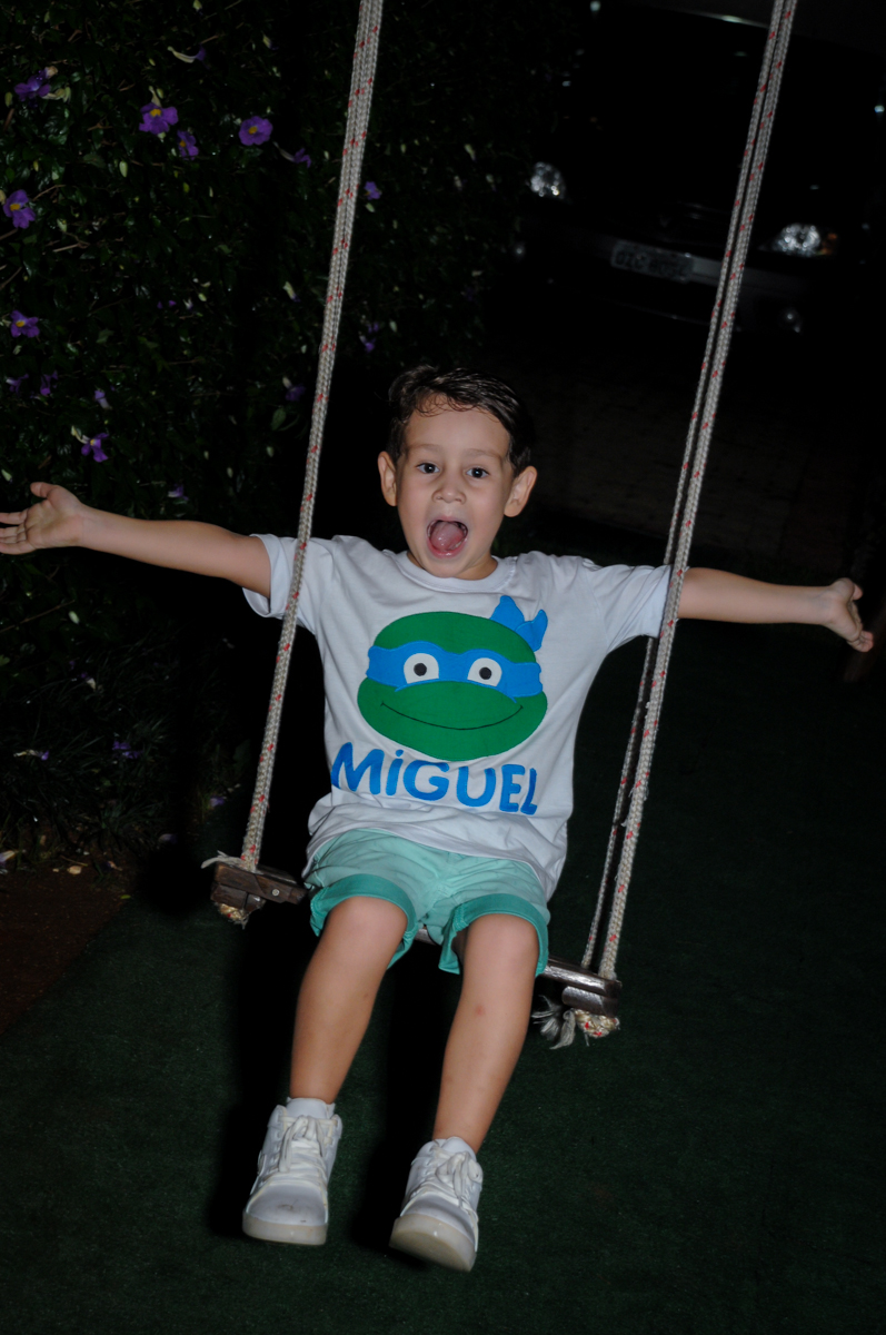 hora  de brincar no balanço no Condomínio Vila Leopoldina, festa infantil, tema Tartaruga Ninja, Miguel 5 anos