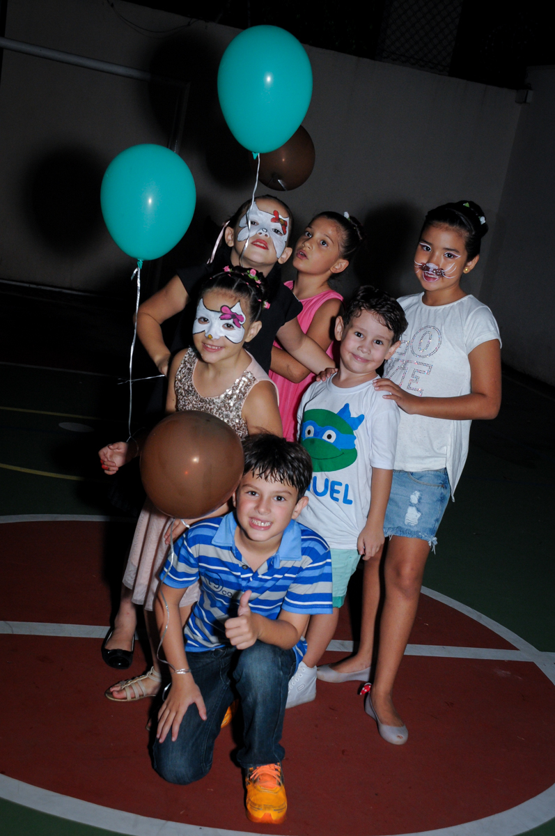 foto de toda turma com o balão de bexiga no Condomínio Vila Leopoldina, festa infantil, tema Tartaruga Ninja, Miguel 5 anos