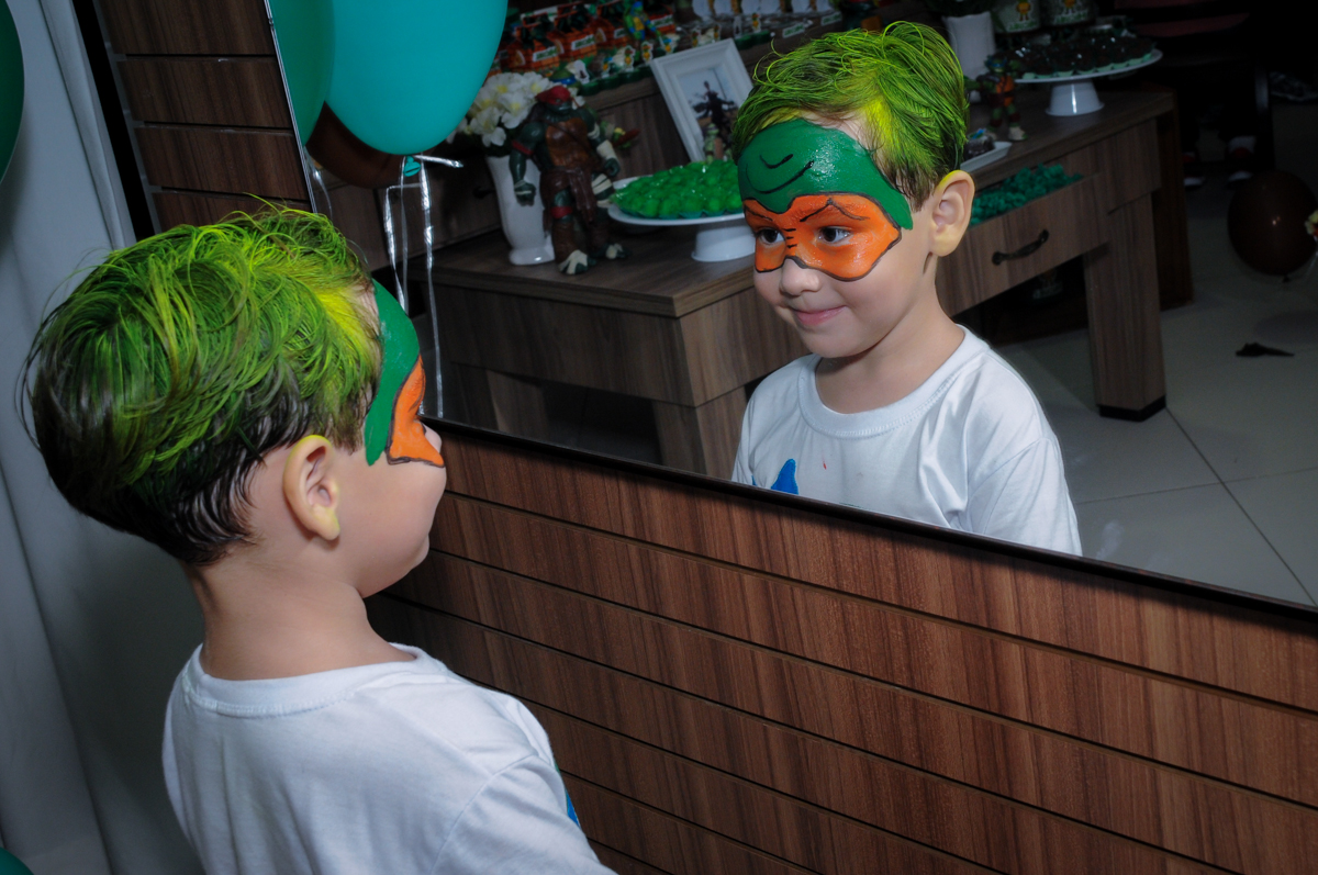 foto em frente ao espelho no Condomínio Vila Leopoldina, festa infantil, tema Tartaruga Ninja, Miguel 5 anos