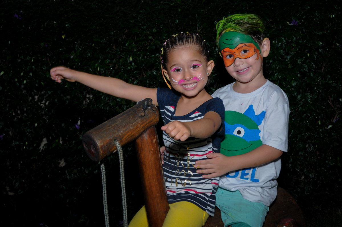 brincando com a namoradinha no Condomínio Vila Leopoldina, festa infantil, tema Tartaruga Ninja, Miguel 5 anos