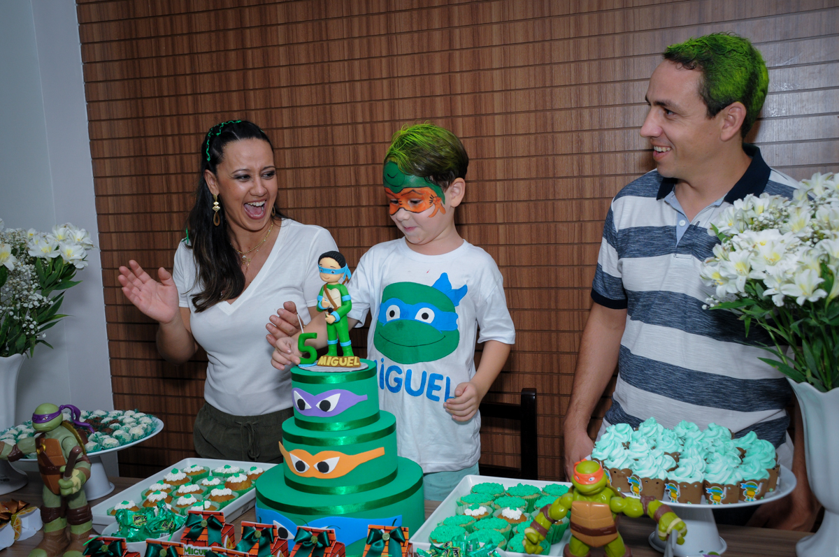 muita alegria na hora de cantar o parabéns no Condomínio Vila Leopoldina, festa infantil, tema Tartaruga Ninja, Miguel 5 anos