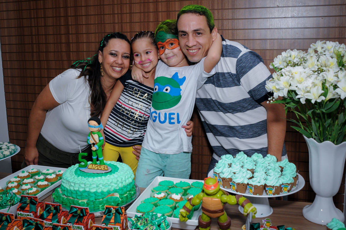 a família é fotografada na mesa do bolo no Condomínio Vila Leopoldina, festa infantil, tema Tartaruga Ninja, Miguel 5 anos