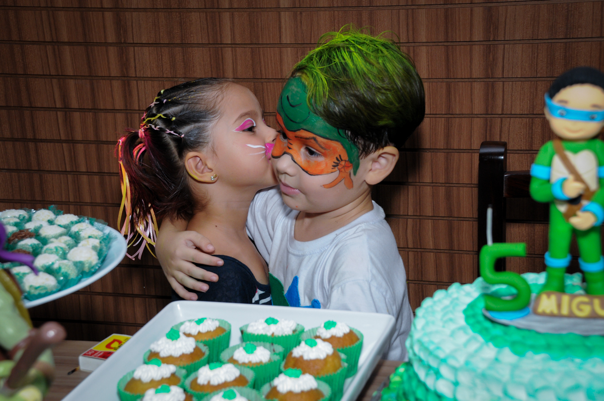 ganhando beijinho da namorada no Condomínio Vila Leopoldina, festa infantil, tema Tartaruga Ninja, Miguel 5 anos