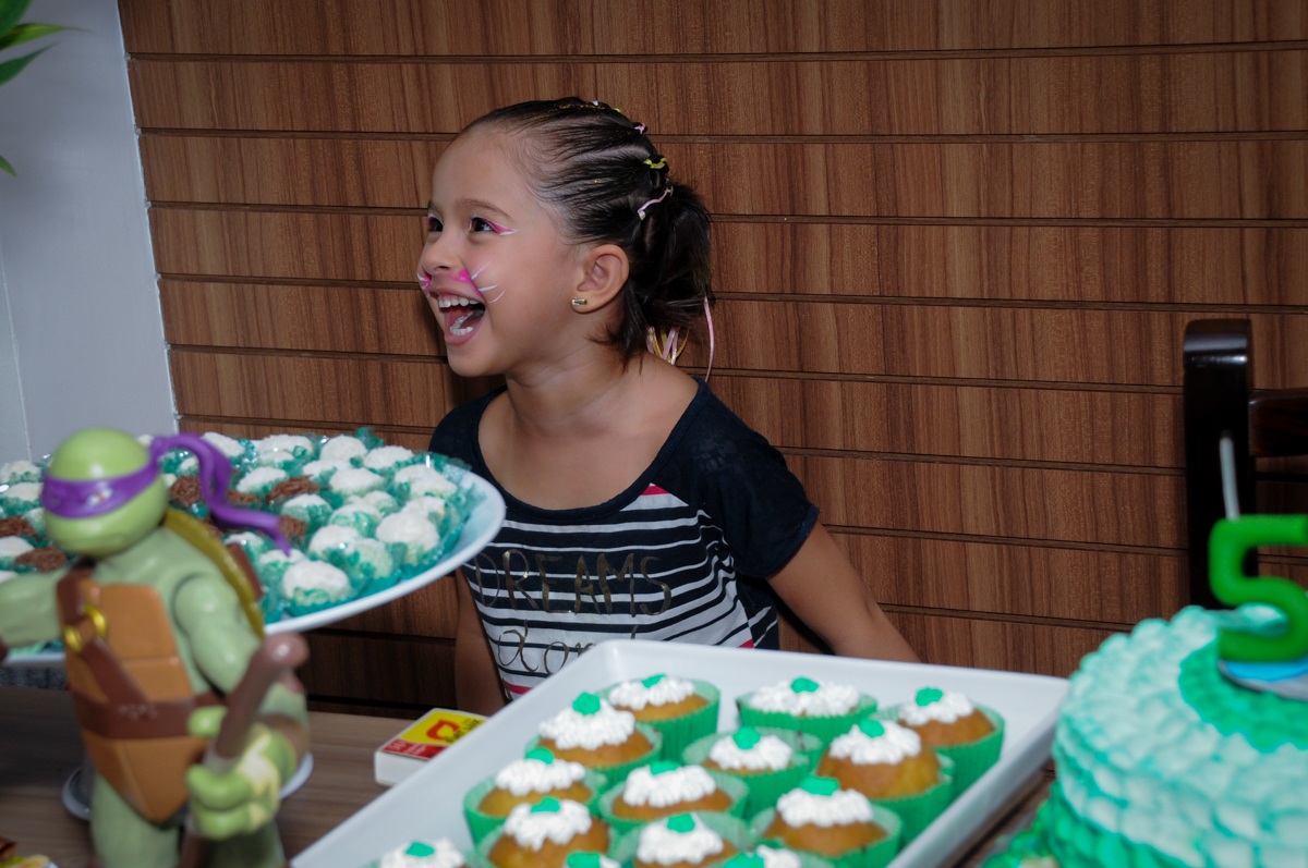 a amiguinha namoradinha ganhou o primeiro pedaço de bolo no Condomínio Vila Leopoldina, festa infantil, tema Tartaruga Ninja, Miguel 5 anos