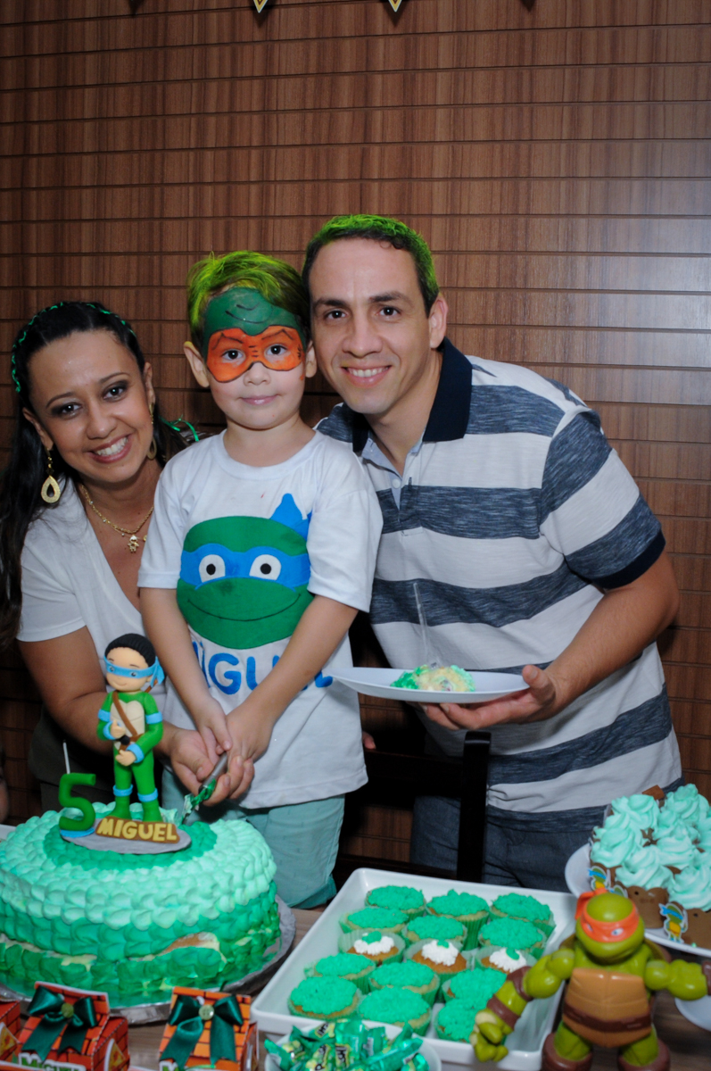 cortando o bolo de aniversário no Condomínio Vila Leopoldina, festa infantil, tema Tartaruga Ninja, Miguel 5 anos