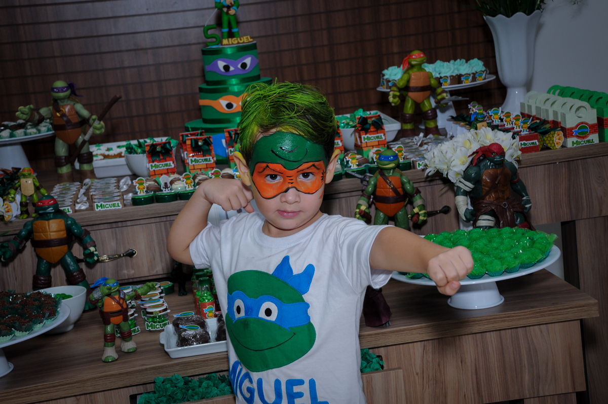 aniversariante ficou muito feliz no Condomínio Vila Leopoldina, festa infantil, tema Tartaruga Ninja, Miguel 5 anos