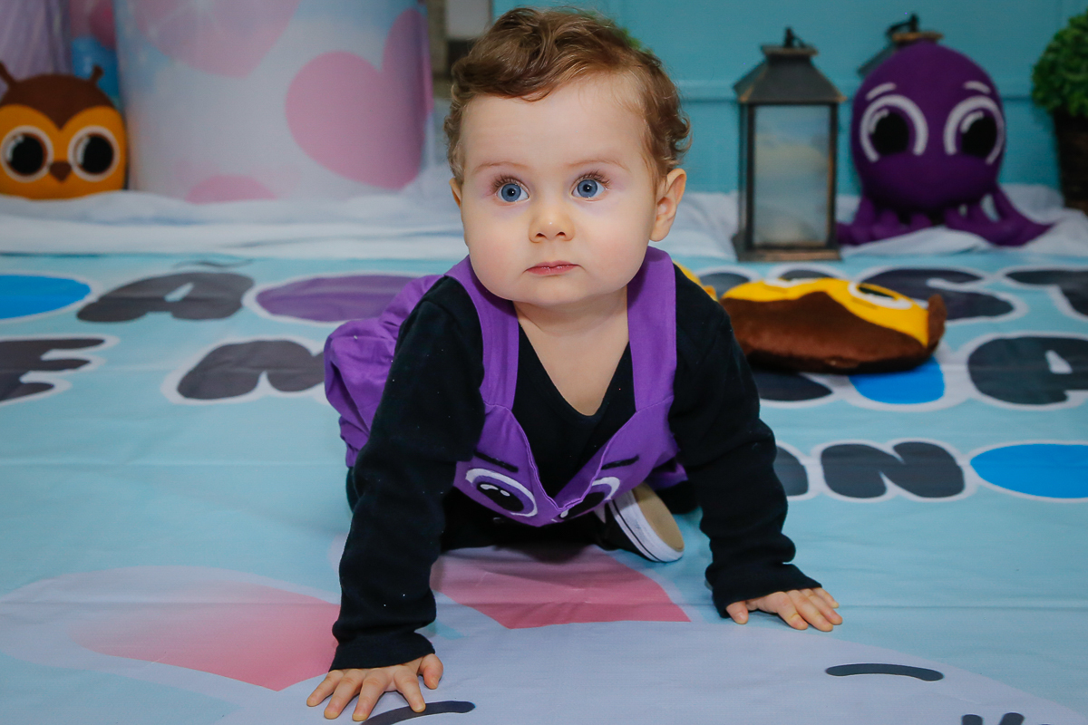 engatinhando pelo espaço da festa