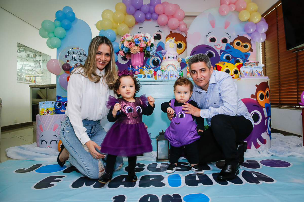 a familia feliz faz fotos com os filhos