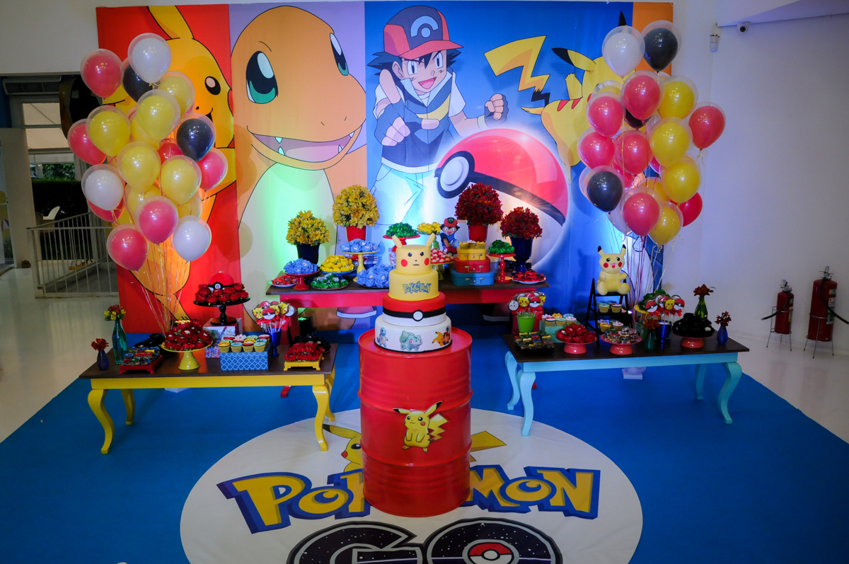mesa decorada no Buffet Fantastic World, Morumbi São Paulo, Festa Infantil, aniversário de Jean Gabriel 8 anos, tema da festa Poke Mon