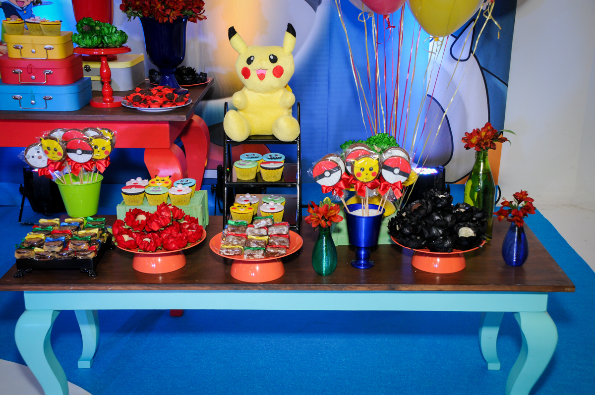 detalhes da mesa decorada no Buffet Fantastic World, Morumbi São Paulo, Festa Infantil, aniversário de Jean Gabriel 8 anos, tema da festa Poke Mon