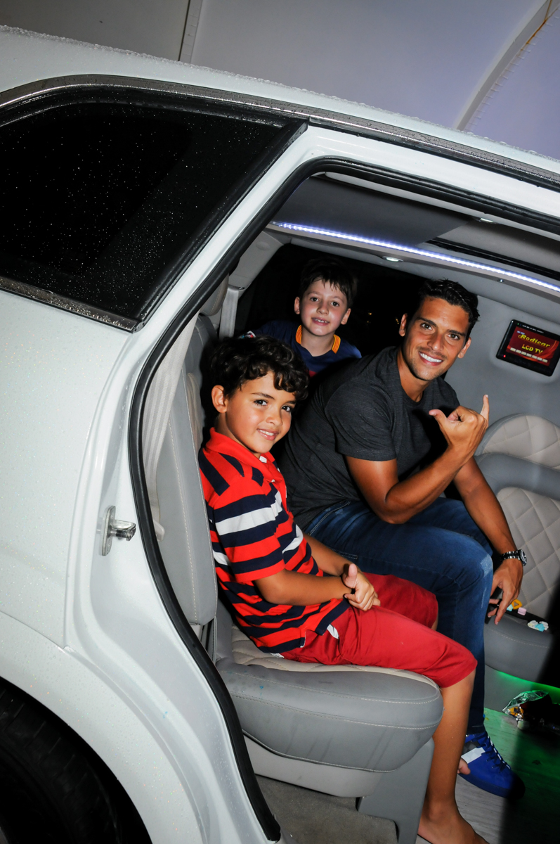 foto da família e amigos do aniversariante na limosine no Buffet Fantastic World, Morumbi São Paulo, Festa Infantil, aniversário de Jean Gabriel 8 anos, tema da festa Poke Mon