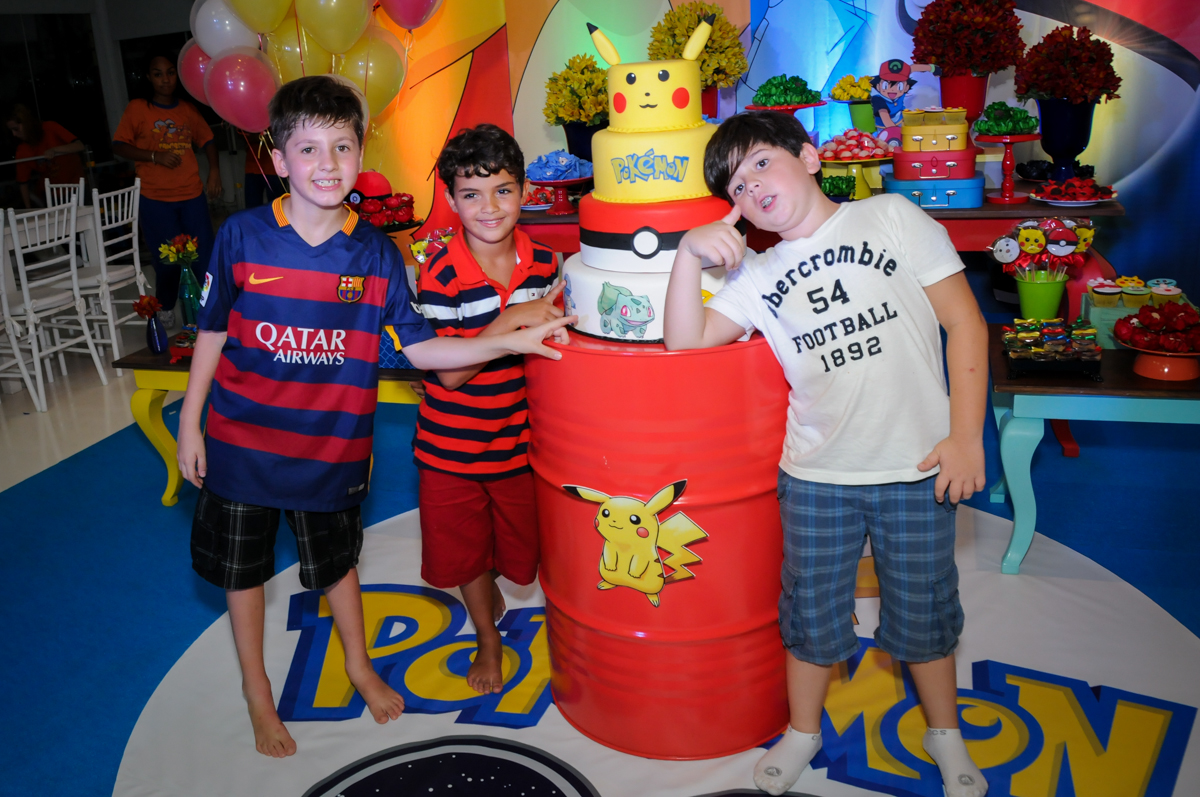 os amigos também querem sair na foto no Buffet Fantastic World, Morumbi São Paulo, Festa Infantil, aniversário de Jean Gabriel 8 anos, tema da festa Poke Mon