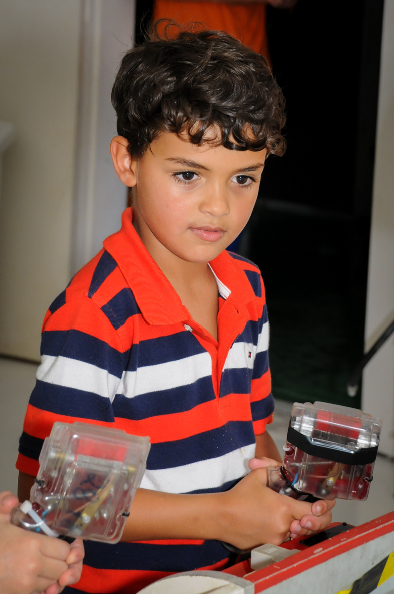jogando carrinho de corridas no Buffet Fantastic World, Morumbi São Paulo, Festa Infantil, aniversário de Jean Gabriel 8 anos, tema da festa Poke Mon