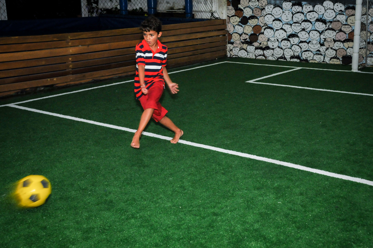 jogada de craque no futebol do Buffet Fantastic World, Morumbi São Paulo, Festa Infantil, aniversário de Jean Gabriel 8 anos, tema da festa Poke Mon