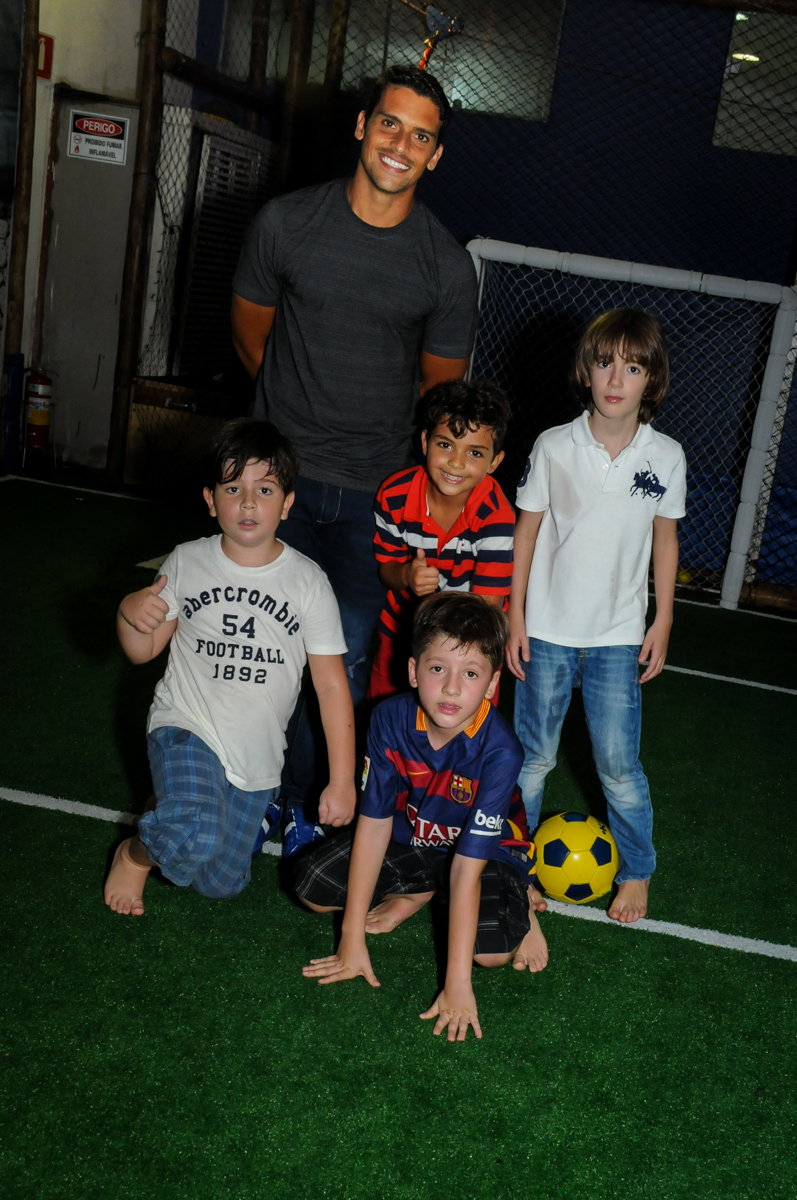 pose para fotografia  no campo de futebol no Buffet Fantastic World, Morumbi São Paulo, Festa Infantil, aniversário de Jean Gabriel 8 anos, tema da festa Poke Mon