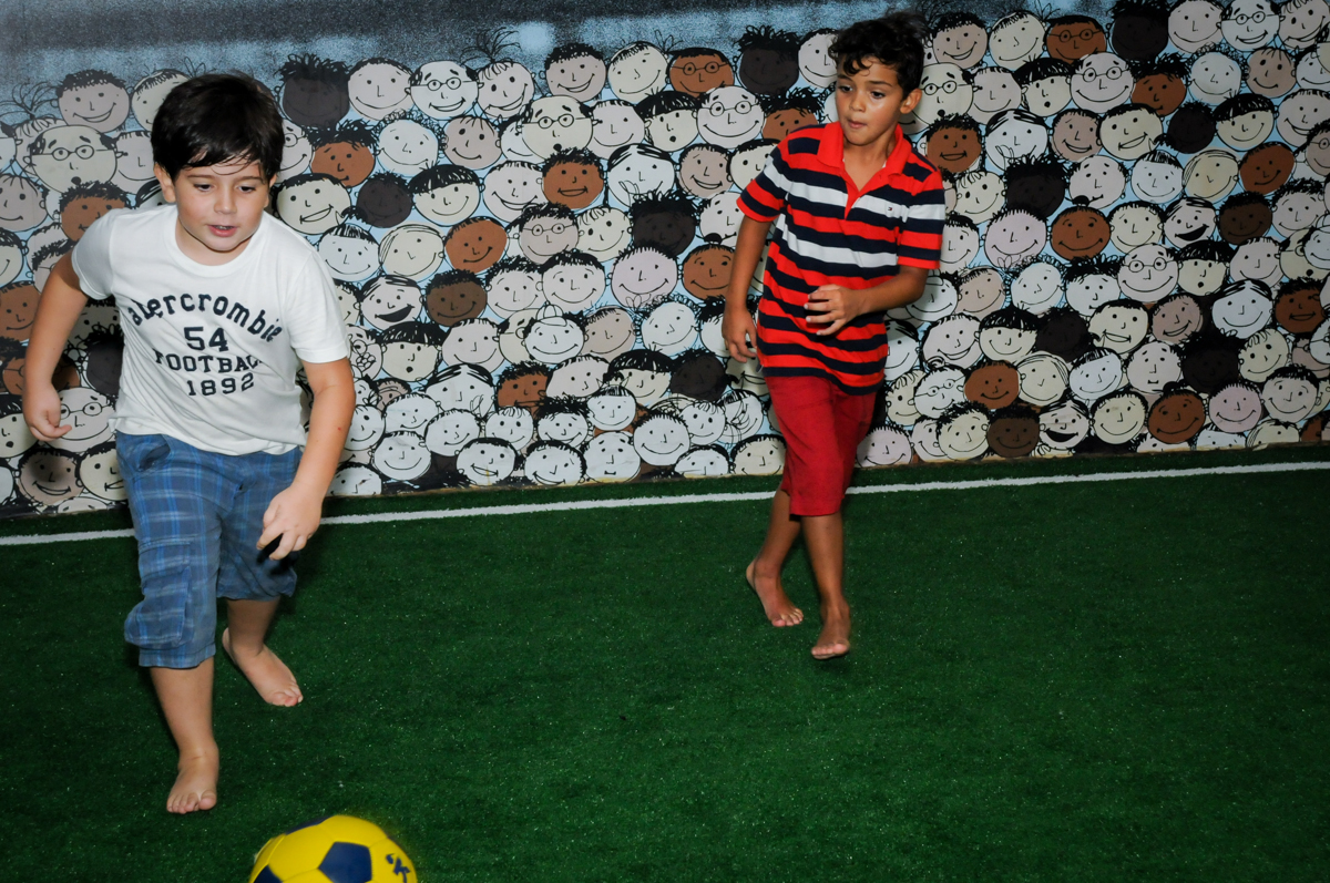 os jogadores correm muito no campo de futebol no Buffet Fantastic World, Morumbi São Paulo, Festa Infantil, aniversário de Jean Gabriel 8 anos, tema da festa Poke Mon
