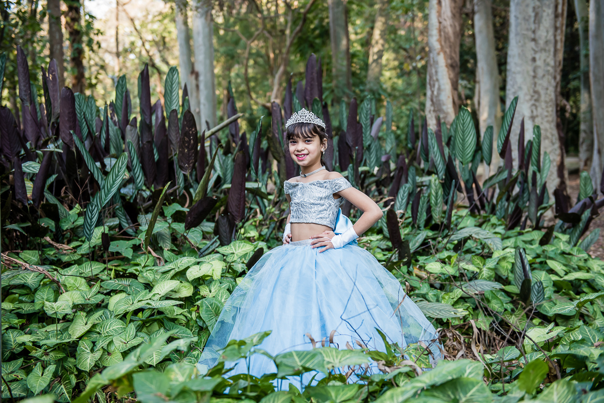 linda se mistura nas plantas